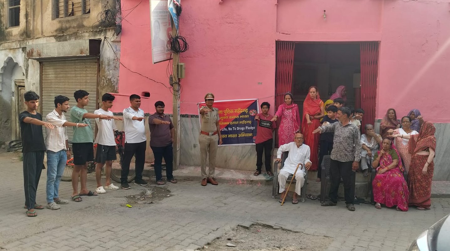 नारनौल में नशा जागरूकता अभियान चलाती पुलिस टीम