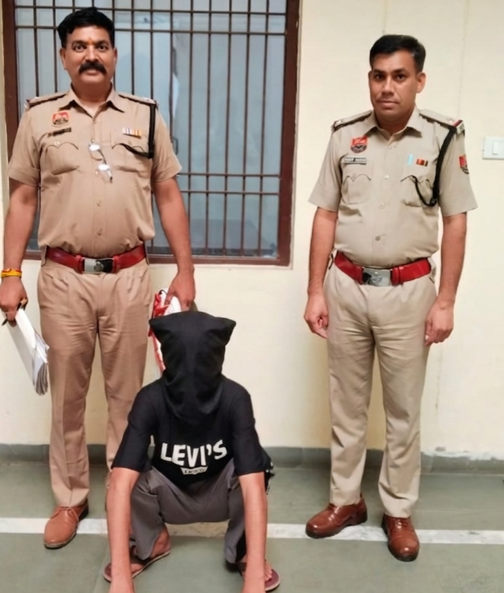 युवक पर जानलेवा हमले के मामले में गिरफ्तार आरोपी योगेश पुलिस हिरासत में।