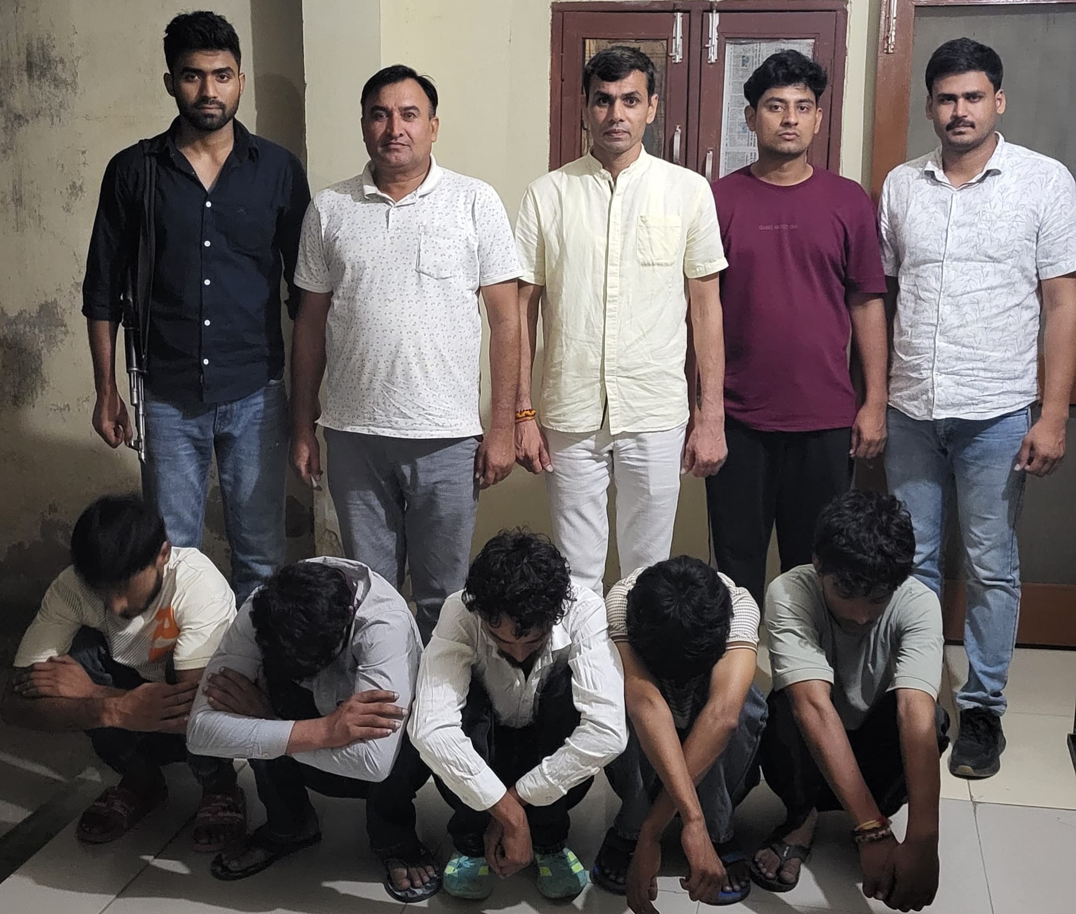 अपहरण और लूटपाट मामले में गिरफ्तार आरोपी पुलिस हिरासत में।