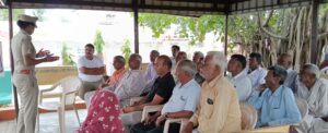 नशा मुक्त हरियाणा अभियान के तहत ग्रामीणों को जागरूक करती पुलिस टीम।