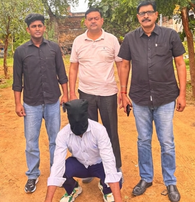 अवैध हथियार सप्लायर को गिरफ्तार करती सीआईए नारनौल पुलिस।