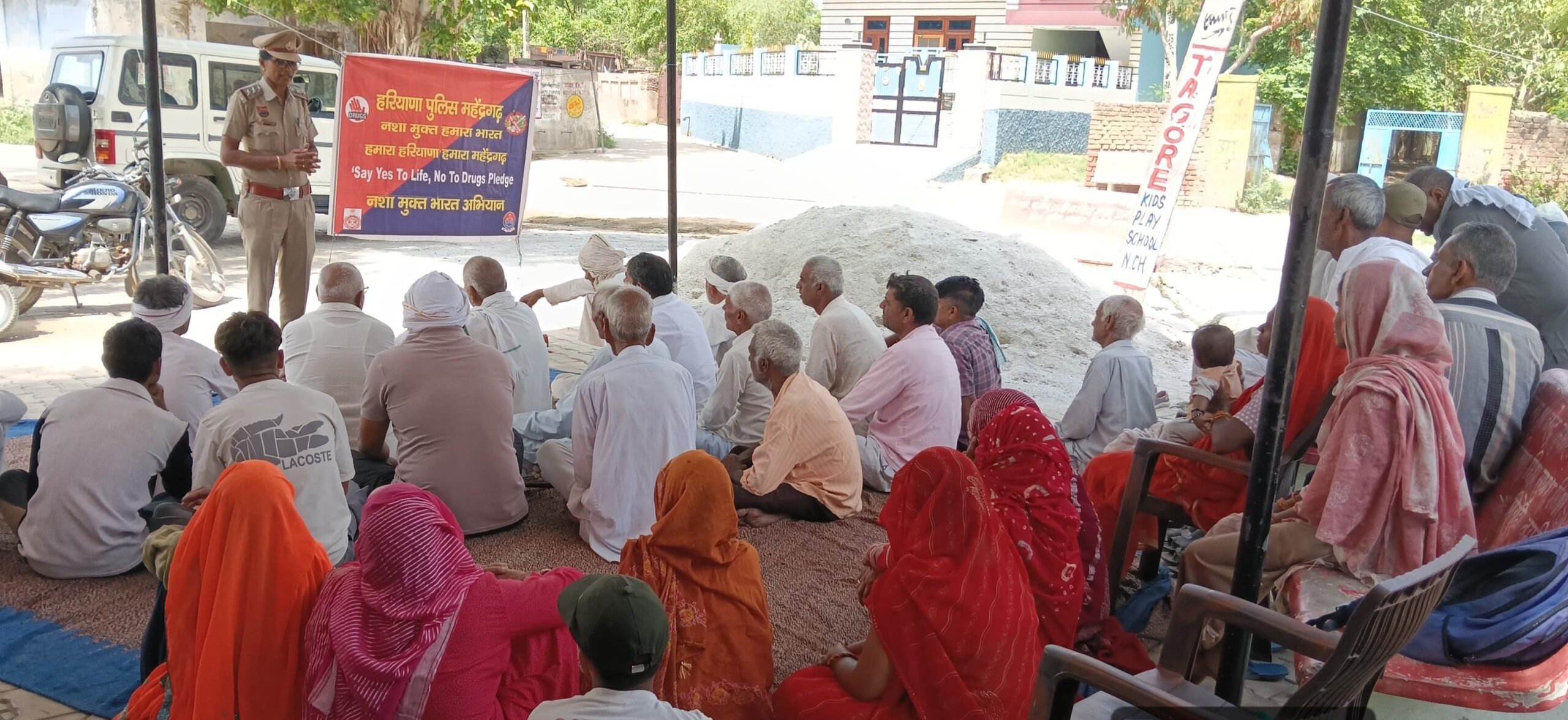सिरोही बहाली गांव में जागरूकता अभियान चलाती पुलिस टीम