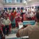 शिविर के दौरान लोगों को घुटनों की बीमारी के बारे में जानकारी देते विशेषज्ञ।