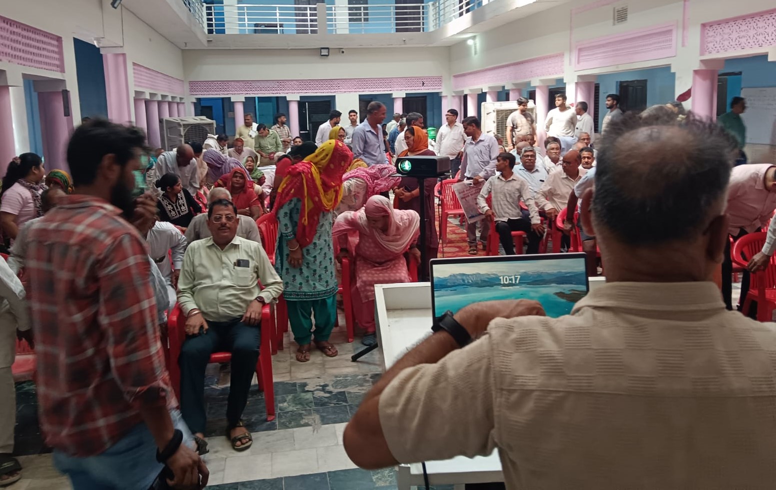 शिविर के दौरान लोगों को घुटनों की बीमारी के बारे में जानकारी देते विशेषज्ञ।