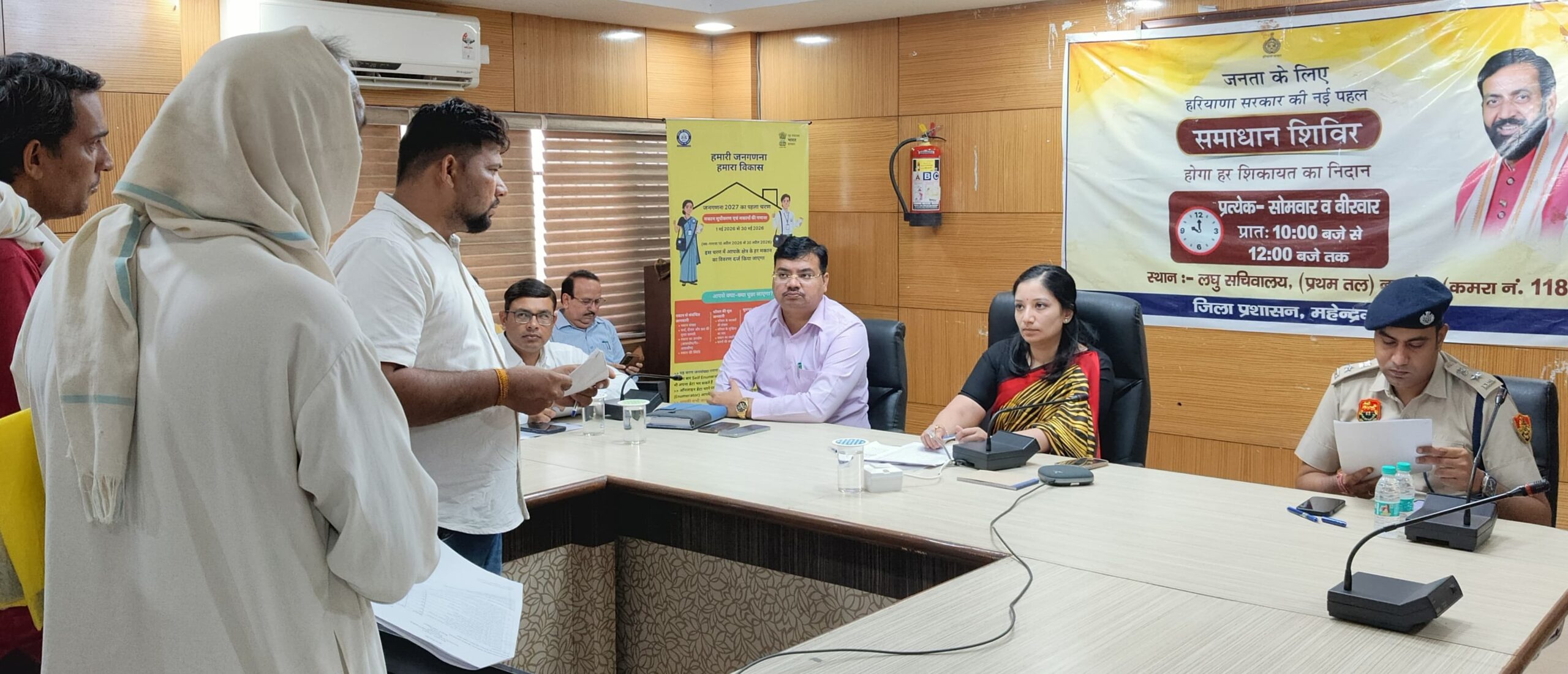 नारनौल में आयोजित समाधान शिविर के दौरान नागरिकों की शिकायतें सुनतीं उपायुक्त अनुपमा अंजली और पुलिस अधीक्षक दीपक।