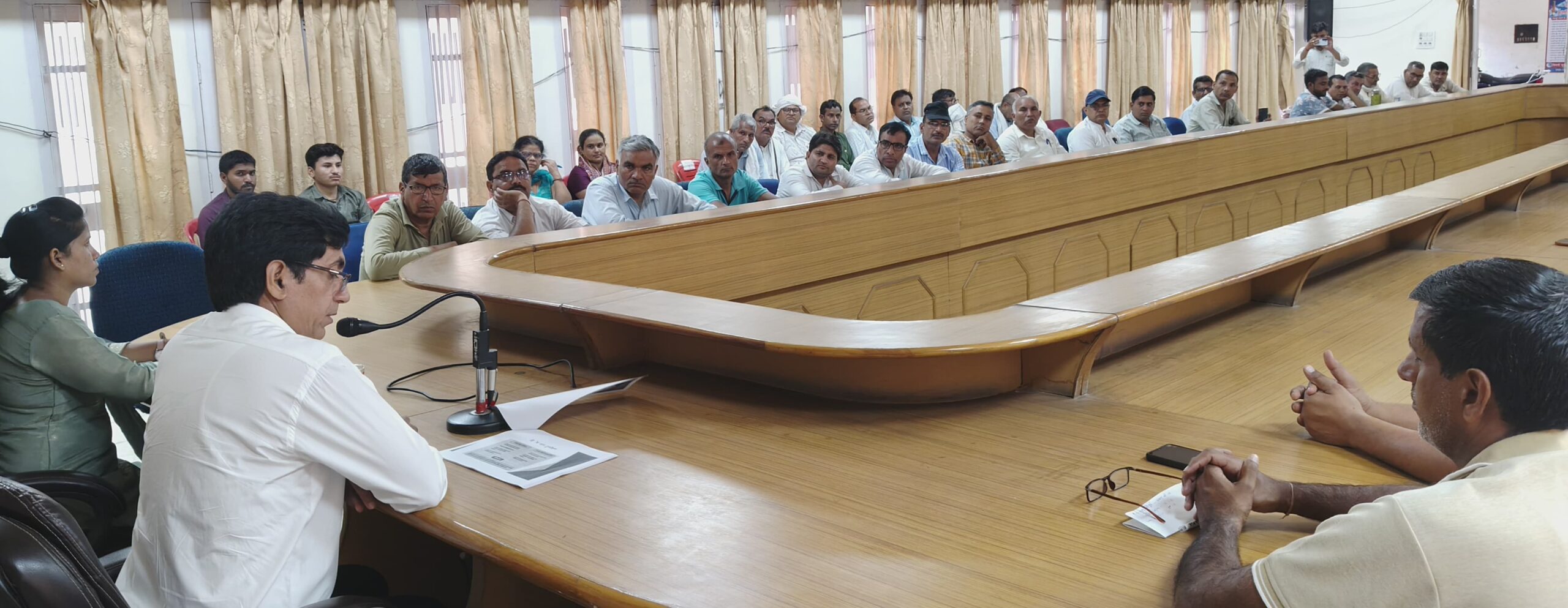 कनीना के बीएलओ की बैठक लेते एसडीएम डॉ जितेंद्र सिंह।