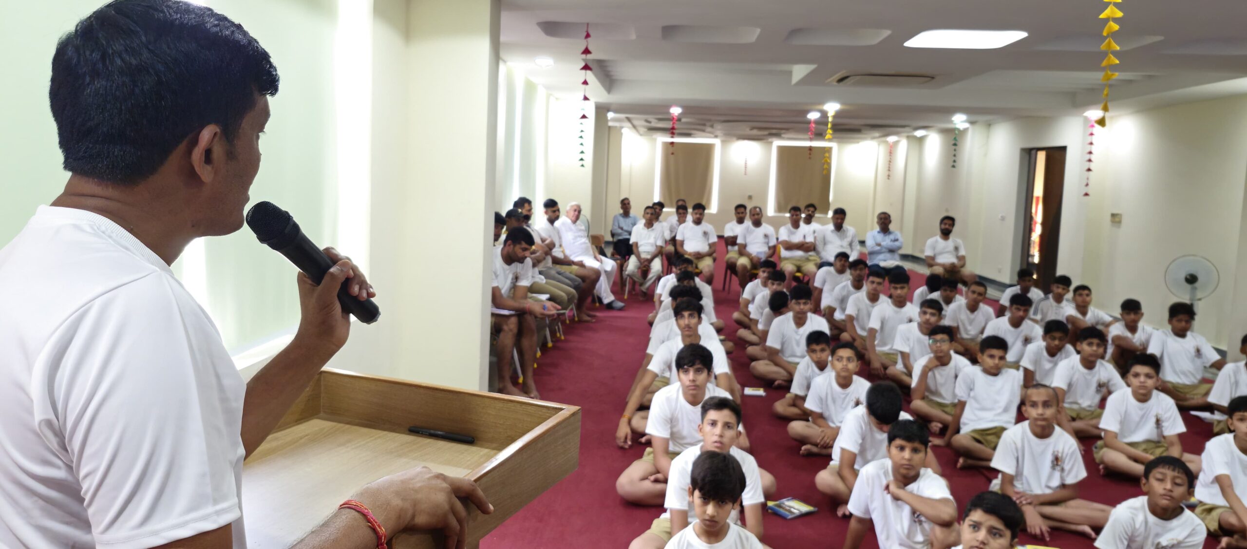 शिविर में मौजूद युवाओं को संबोधित करते अभिमन्यु राव।