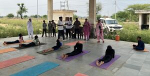 योगासन खेल प्रतियोगिता में भाग लेते युवा।
