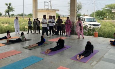 योगासन खेल प्रतियोगिता में भाग लेते युवा।