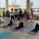 योगासन खेल प्रतियोगिता में भाग लेते युवा।