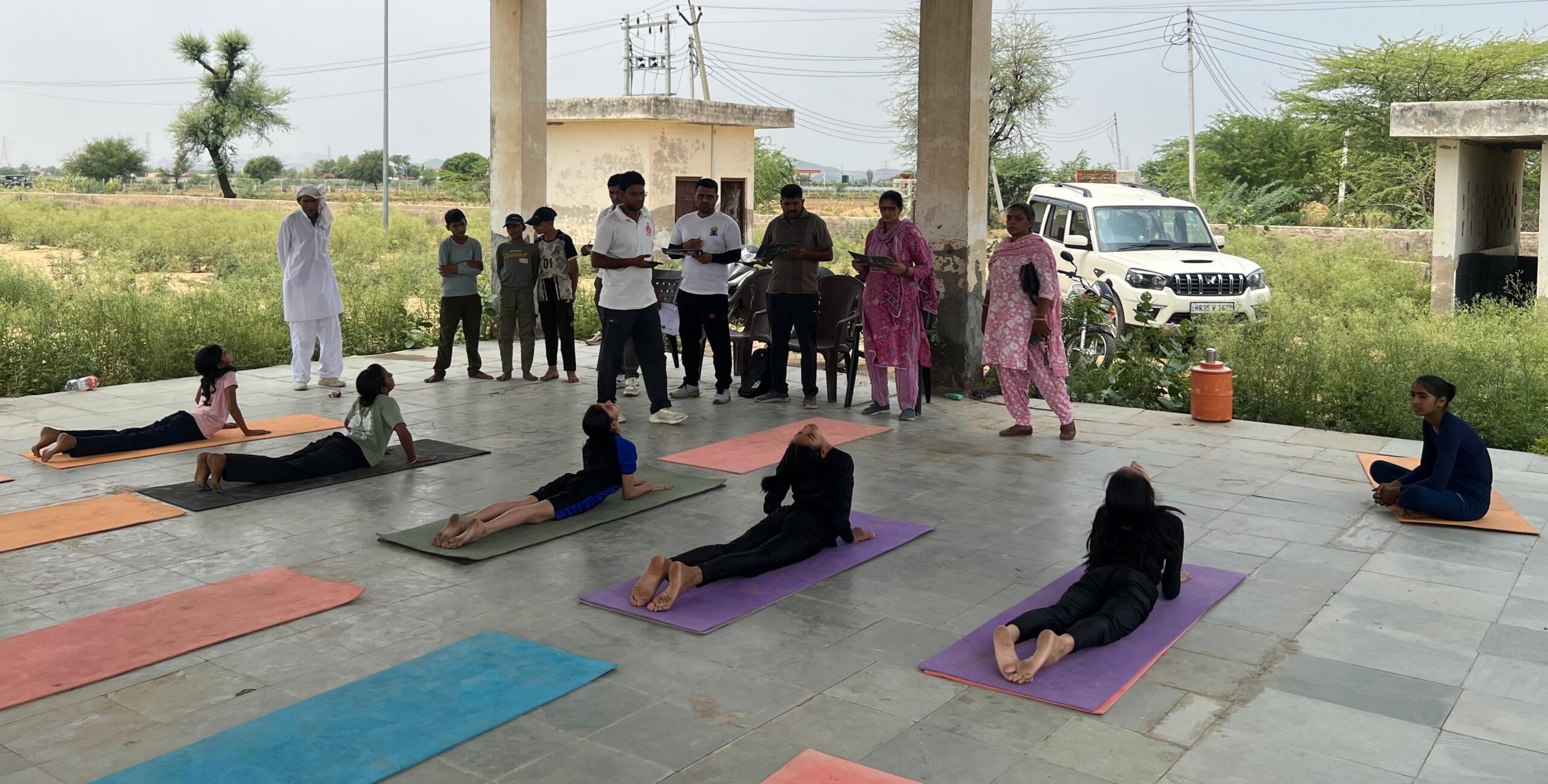 योगासन खेल प्रतियोगिता में भाग लेते युवा।