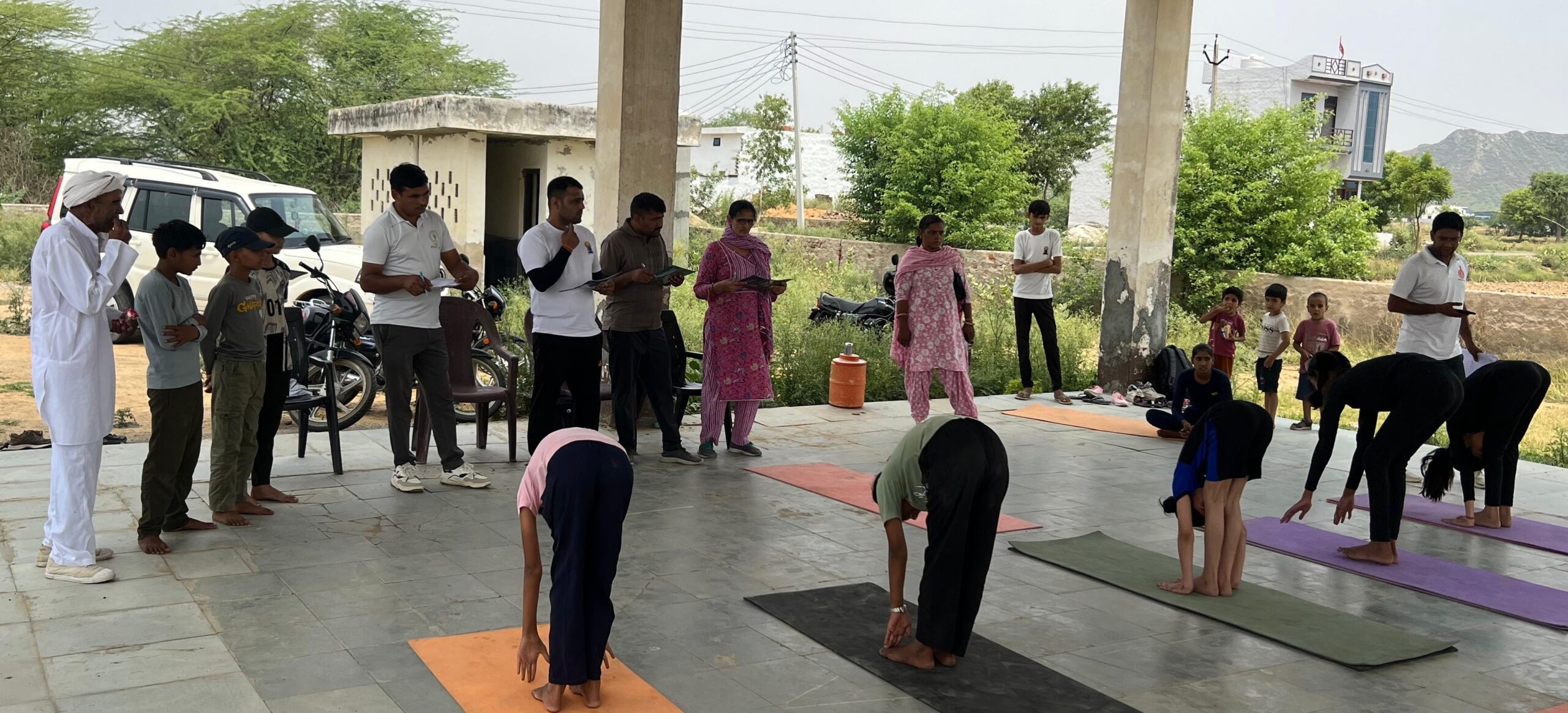 बनिहाड़ी में आयोजित खंडस्तरीय योगासन खेल प्रतियोगिता में योगासन करते प्रतिभागी।