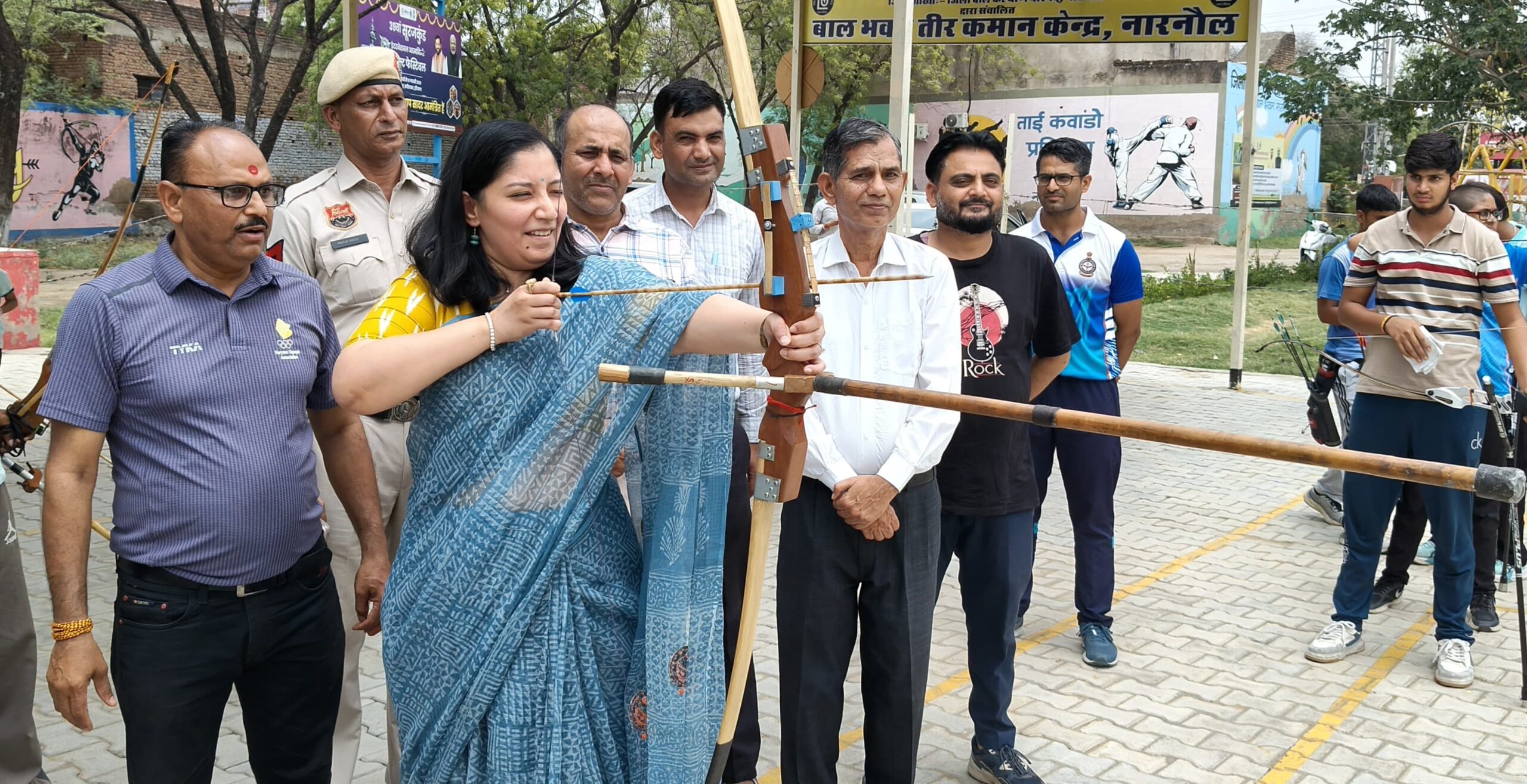 तीरंदाजी करती डीसी अनुपमा अंजली।