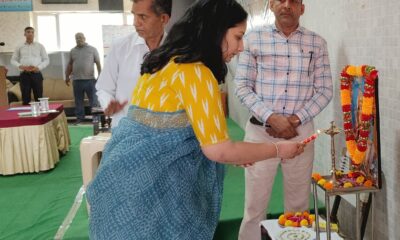 दीप प्रज्वलित कर ग्रीष्मकालीन शिविर का शुभारंभ करती डीसी अनुपमा अंजली।