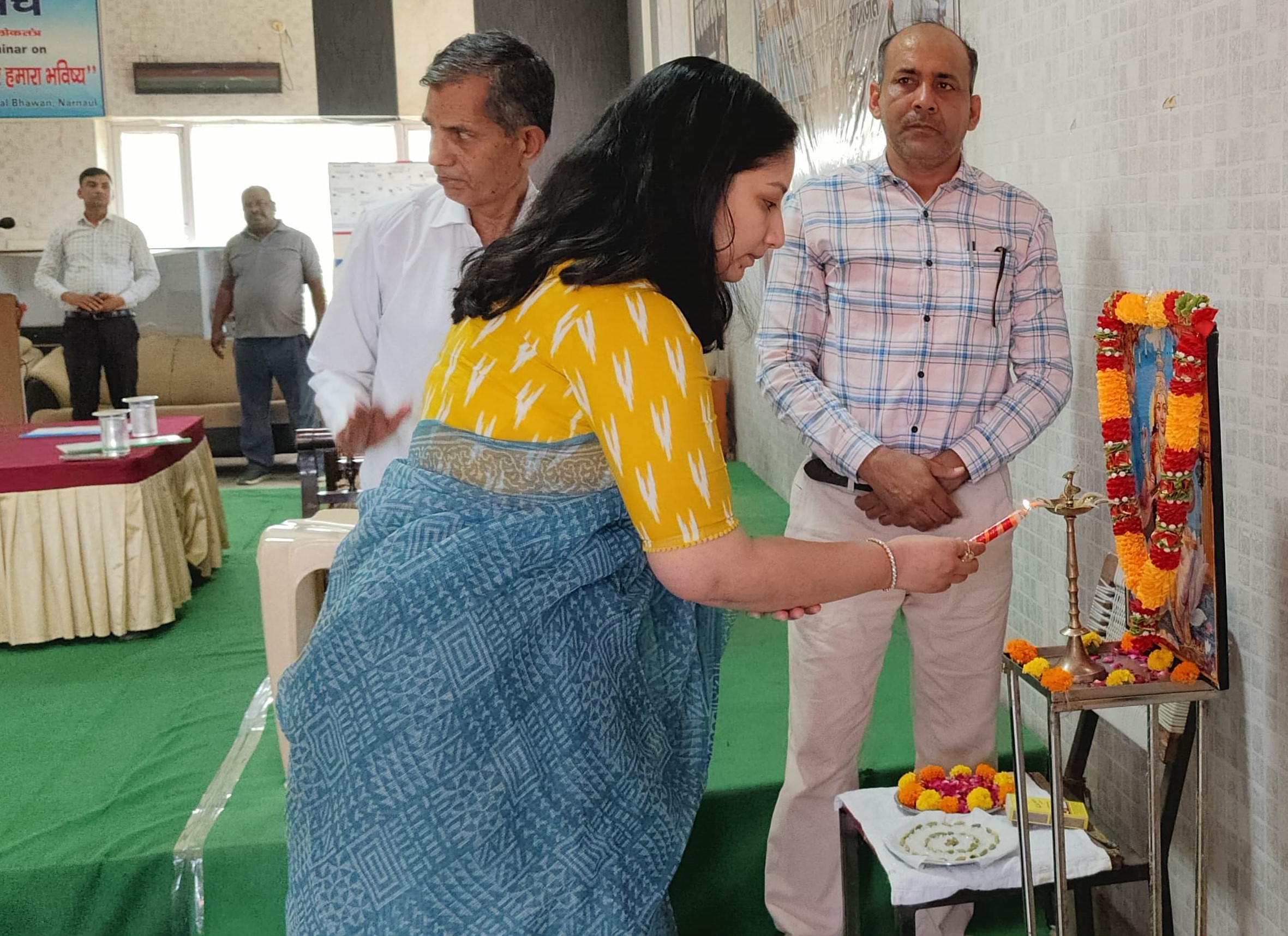 दीप प्रज्वलित कर ग्रीष्मकालीन शिविर का शुभारंभ करती डीसी अनुपमा अंजली।