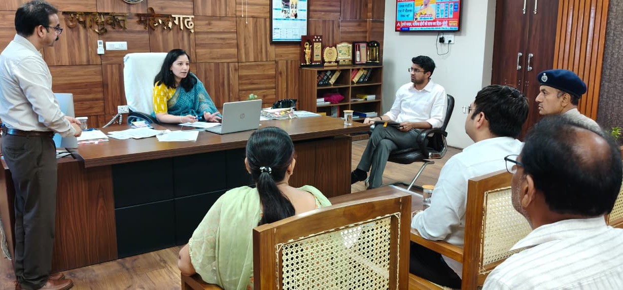 पेट्रोल डीजल के संबंध में बैठक लेती डीसी अनुपमा अंजली।