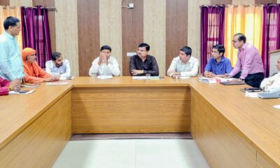 जिला परिषद के विकास कार्यों की समीक्षा बैठक लेते जिला परिषद के अध्यक्ष डॉ. राकेश कुमार व सीईओ निर्मल नागर।