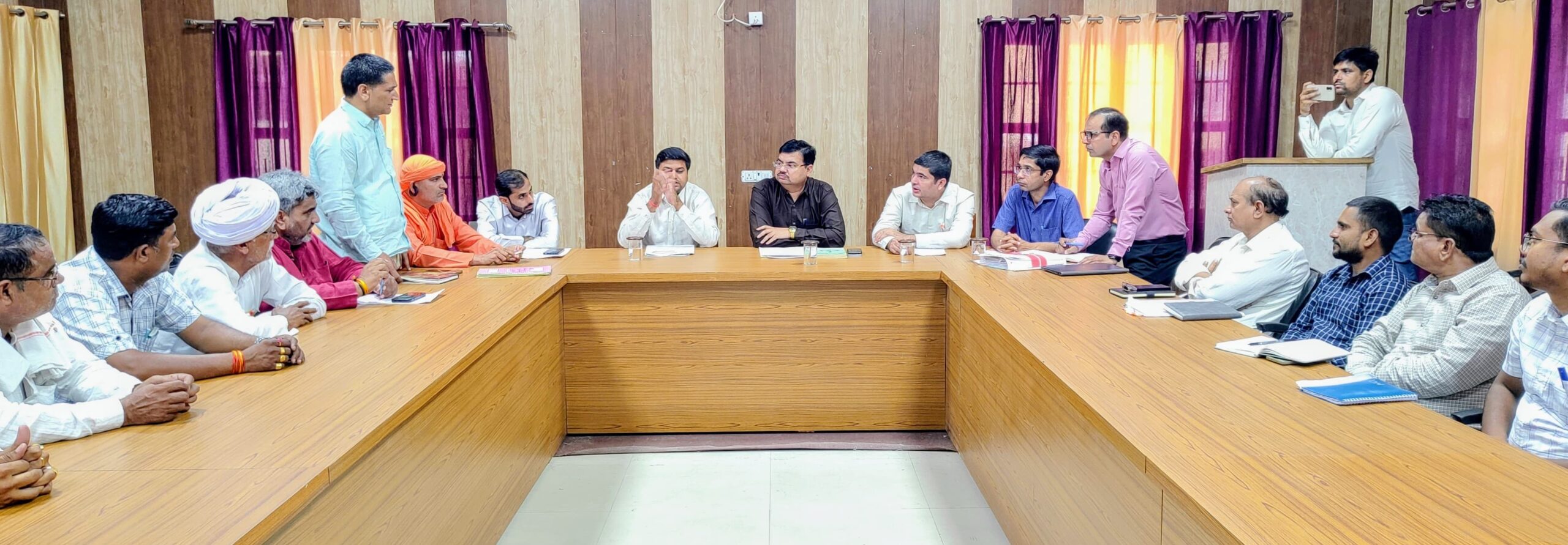 जिला परिषद के विकास कार्यों की समीक्षा बैठक लेते जिला परिषद के अध्यक्ष डॉ. राकेश कुमार व सीईओ निर्मल नागर।
