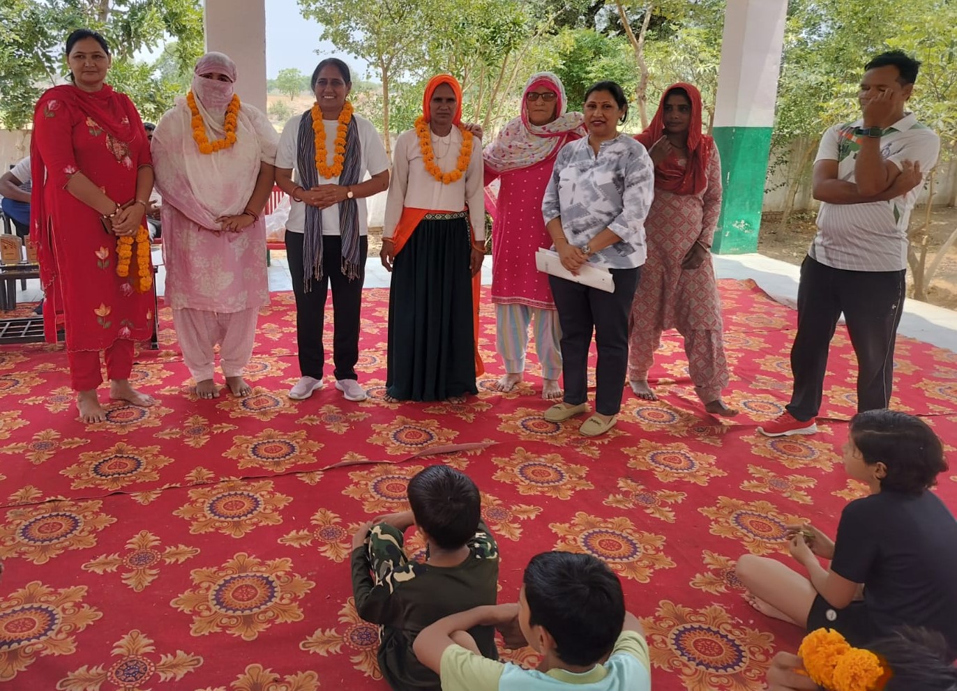अंतर्राष्ट्रीय योग दिवस के उपलक्ष्य में आयोजित प्रतियोगिता में विजेता प्रतिभागियों को सम्मानित करते अतिथि एवं आयोजक।
