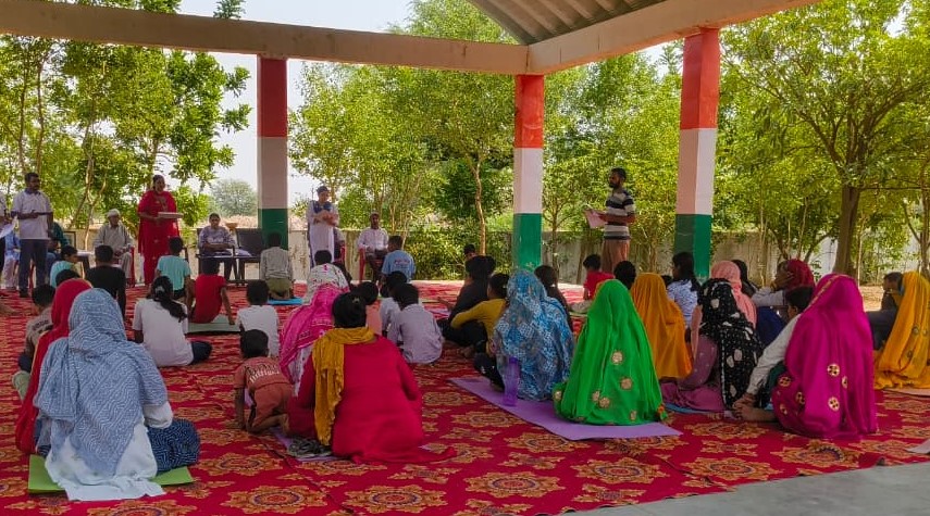 योगासन स्पोर्ट्स प्रतियोगिता में भाग लेते प्रतिभागी।