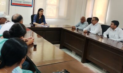 अधिवक्ताओं व पीएलवी की बैठक लेती सीजेएम नीलम कुमारी।