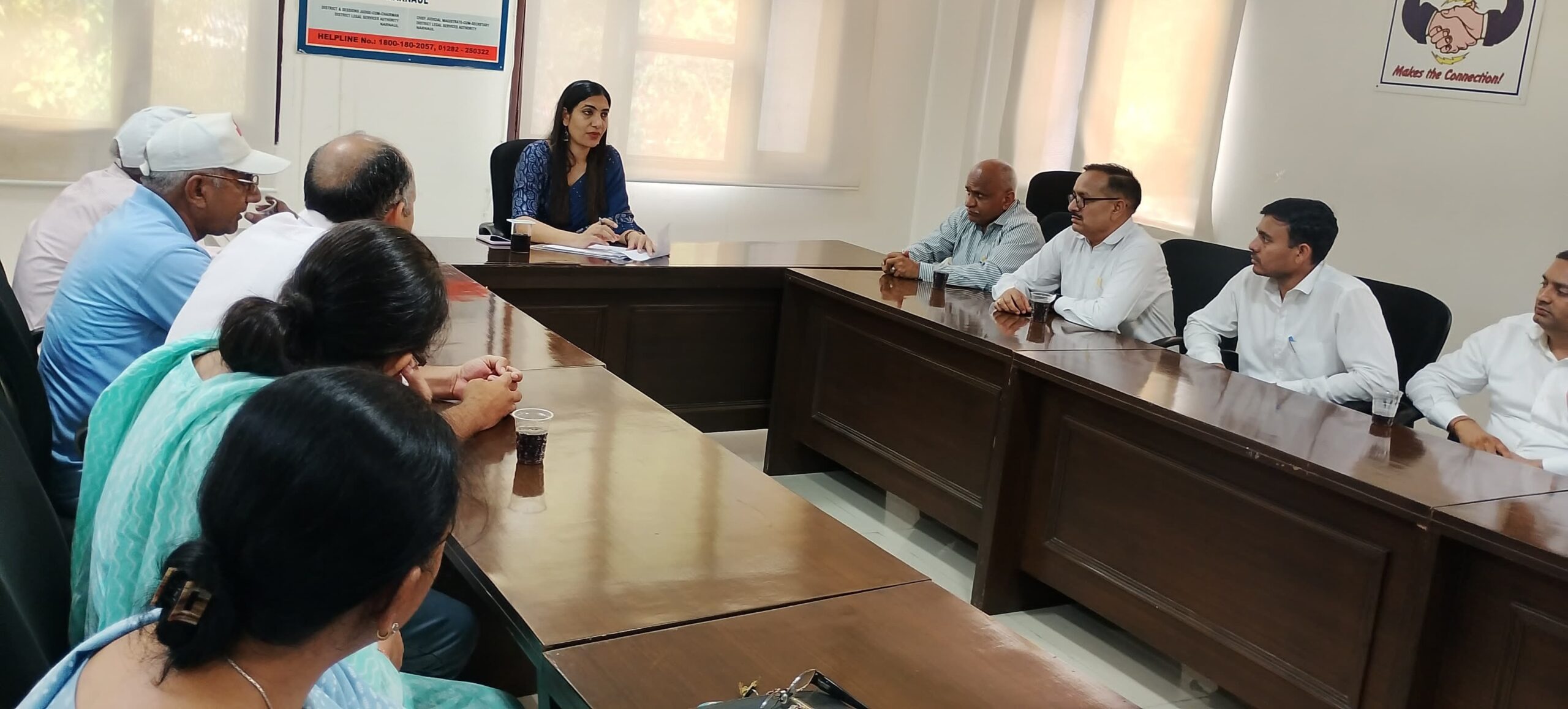 अधिवक्ताओं व पीएलवी की बैठक लेती सीजेएम नीलम कुमारी।