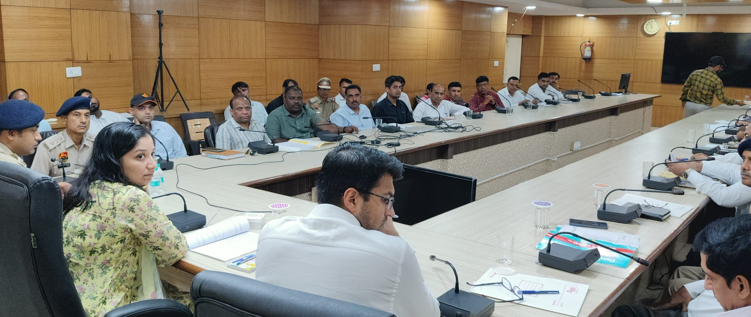 नशा मुक्त भारत अभियान व एनकॉर्ड की समीक्षा बैठक लेती डीसी अनुपमा अंजली।