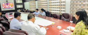 वीडियो कॉन्फ्रेंसिंग के दौरान मौजूद डीसी अनुपमा अंजली।