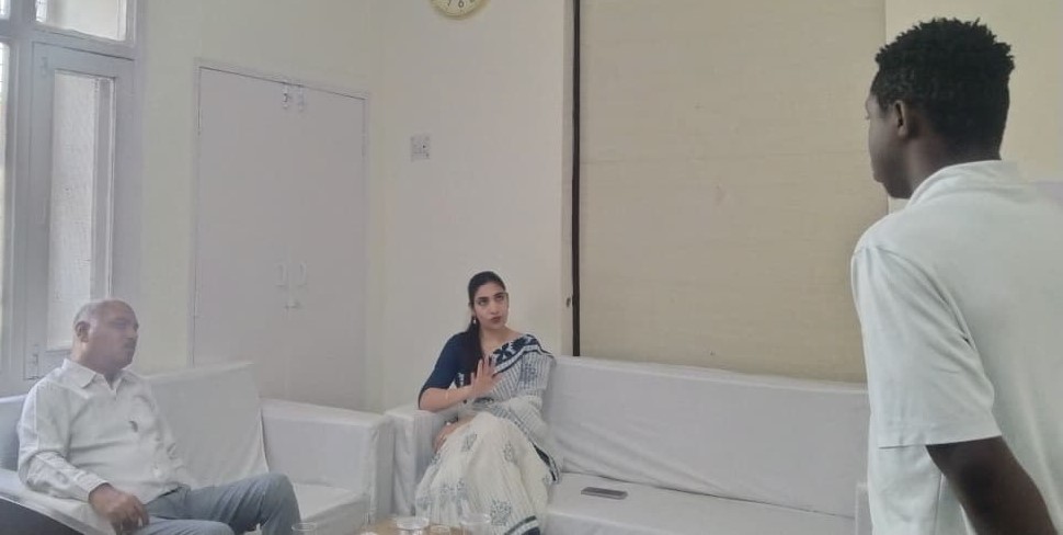 -जेल में बंदियों से बातचीत करती सीजेएम नीलम कुमारी।