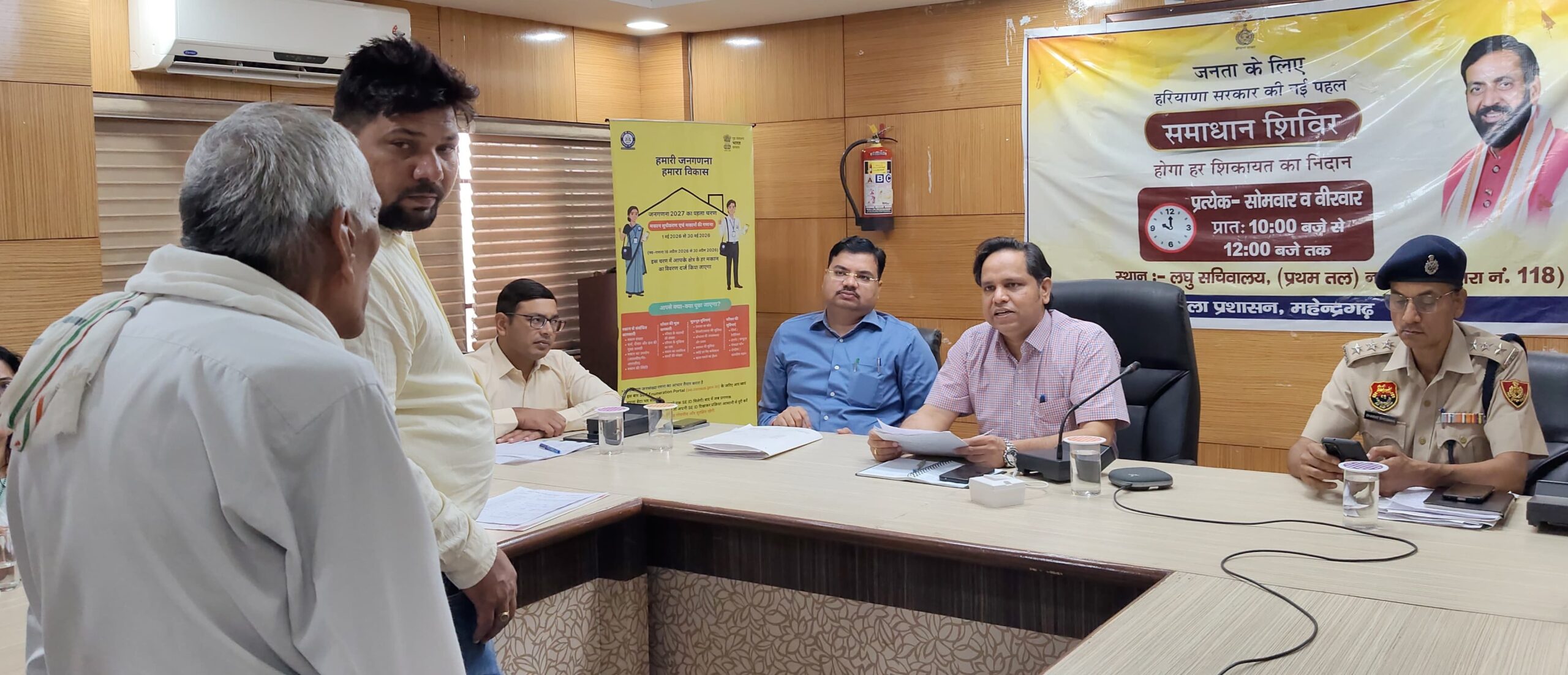 समाधान शिविर में जन समस्याएं सुनते एडीसी तरुण कुमार पावरिया।