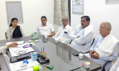 राजनीतिक दलों के प्रतिनिधियों के साथ बैठक करते एसडीएम डॉ जितेंद्र सिंह।