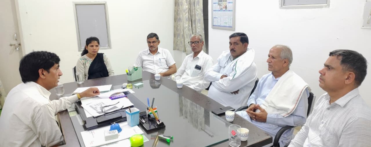 राजनीतिक दलों के प्रतिनिधियों के साथ बैठक करते एसडीएम डॉ जितेंद्र सिंह।