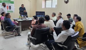 पार्षदों के साथ बैठक करते डीएमसी रणवीर सिंह।