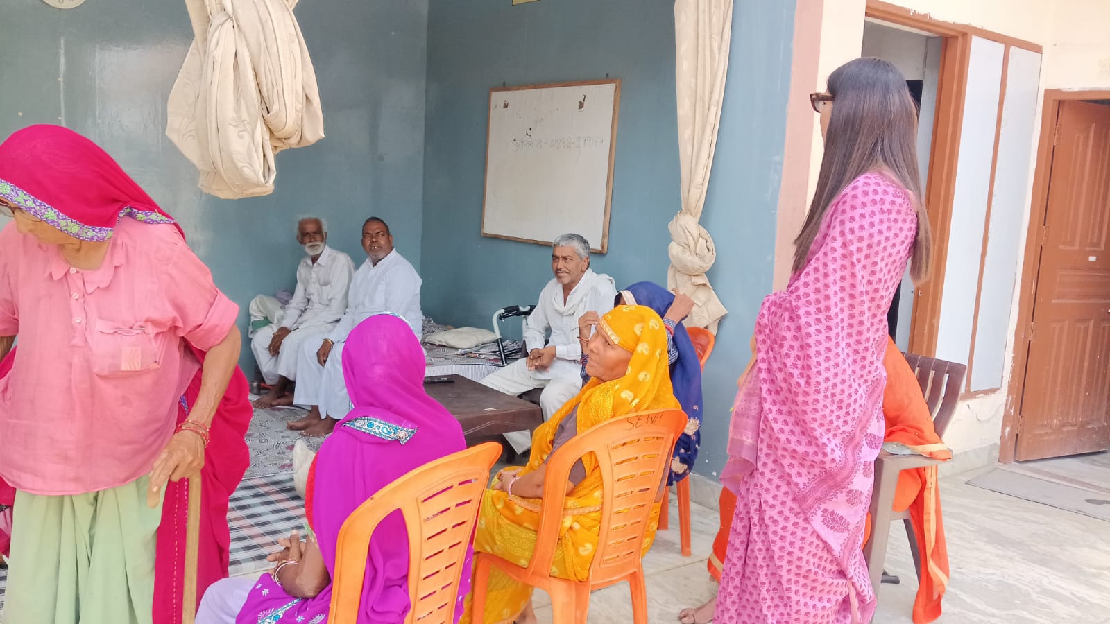 व्यवस्थाओं का जायजा लेतीं डीएलएसए सचिव एवं सीजेएम नीलम कुमारी।