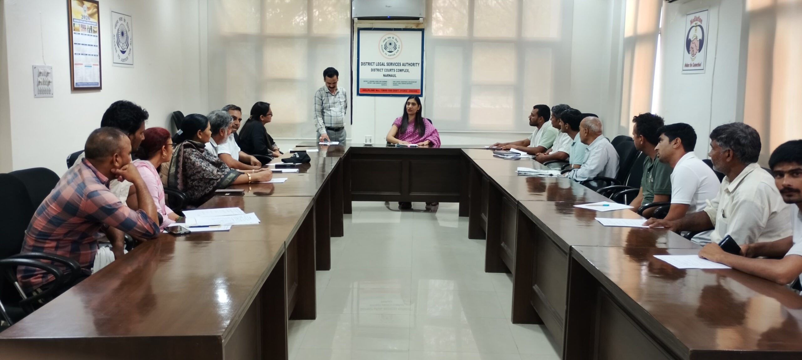 सामाजिक संगठनों व युवाओं के साथ बैठक करतीं सीजेएम नीलम कुमारी।