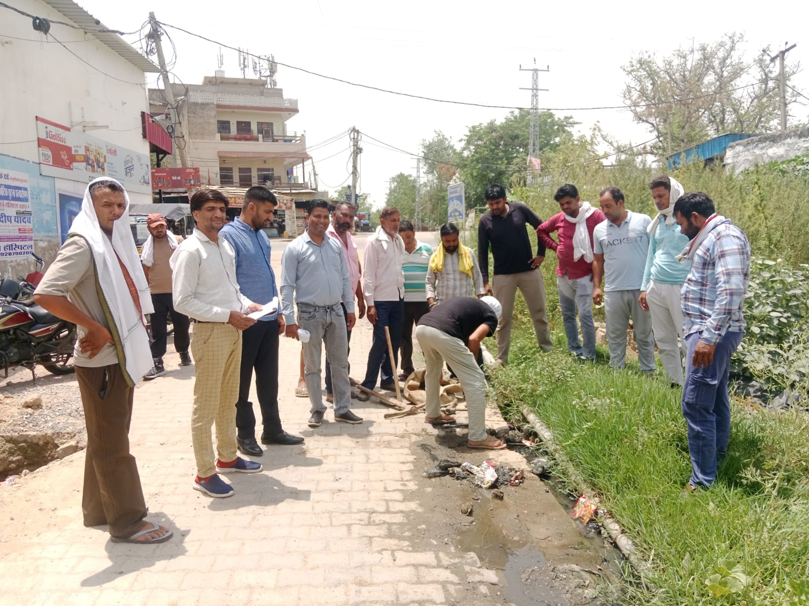 अवैध कनेक्शन काटती विभागीय टीम।