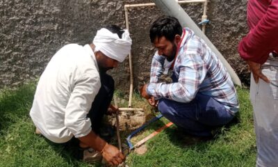 अवैध कनेक्शन काटती विभागीय टीम।