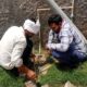 अवैध कनेक्शन काटती विभागीय टीम।