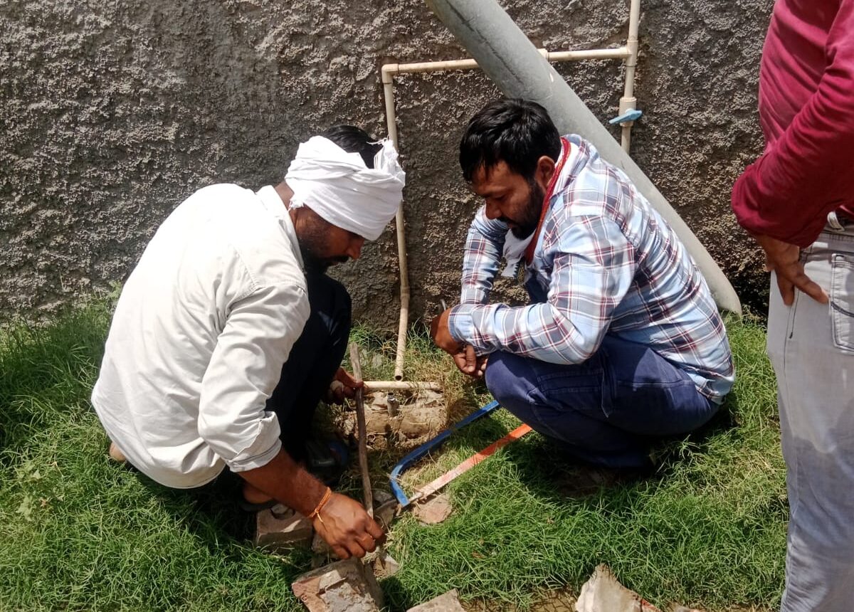 अवैध कनेक्शन काटती विभागीय टीम।