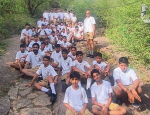 ढोसी पर्वत पर शैक्षणिक भ्रमण करते युवा।