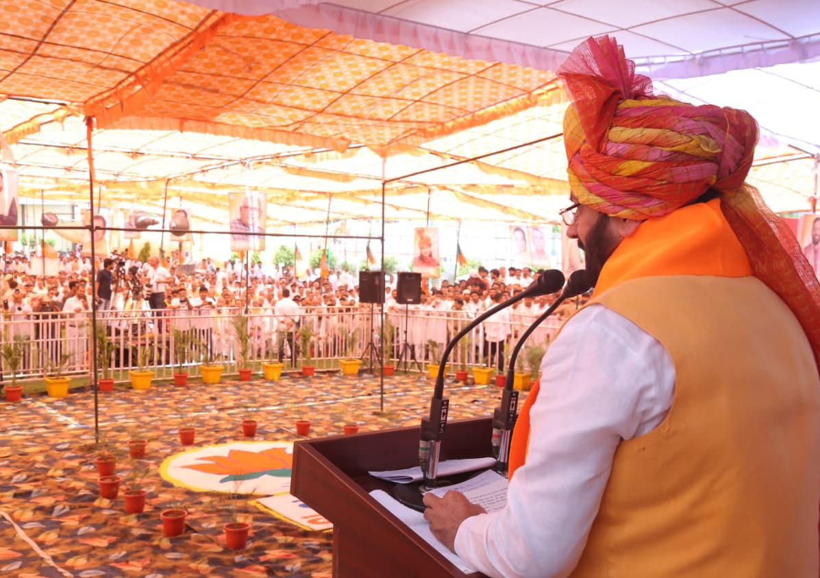 नारनौल में भाजपा जिला कार्यालय ‘नमो कमल’ के उद्घाटन समारोह के दौरान जनसभा को संबोधित करते मुख्यमंत्री नायब सिंह सैनी।