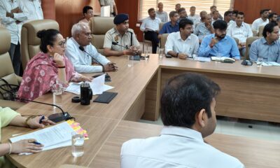 अधिकारियों की बैठक लेतीं स्वास्थ्य मंत्री आरती सिंह राव।