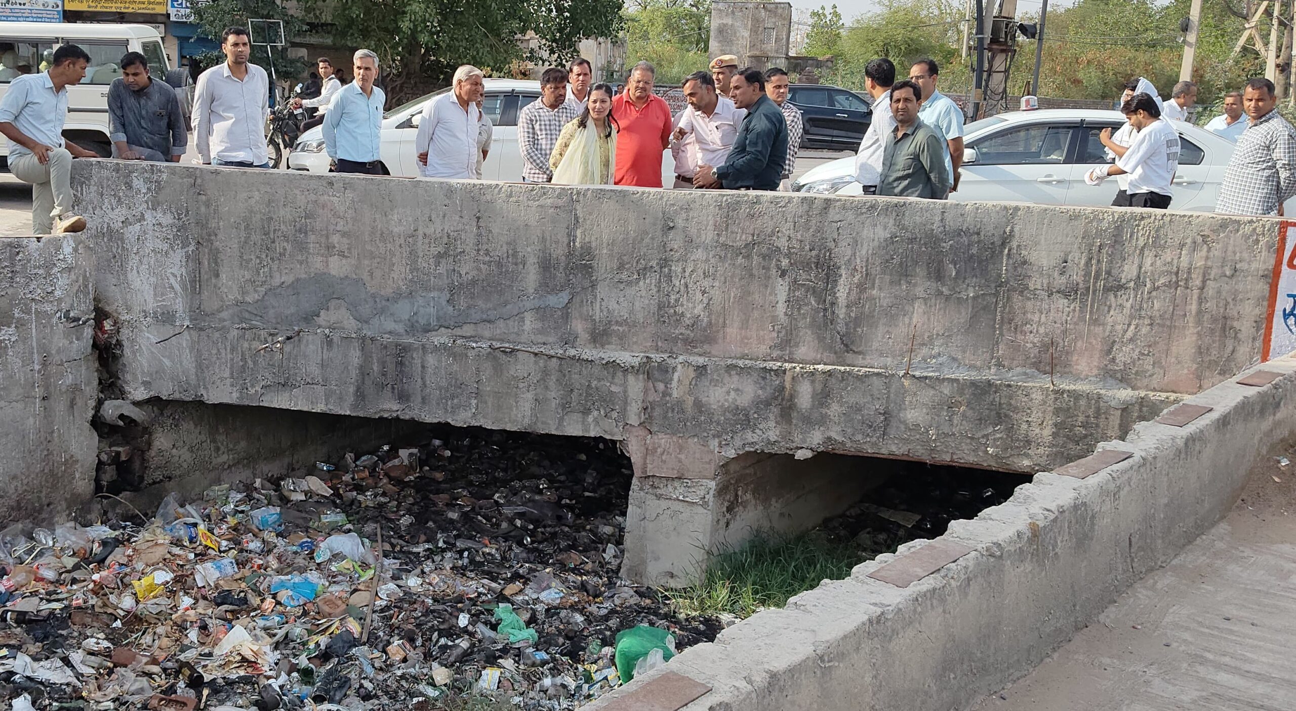 रेवाड़ी रोड स्थित सीवरेज ट्रीटमेंट प्लांट का निरीक्षण करतीं उपायुक्त अनुपमा अंजली और मौजूद अधिकारी।