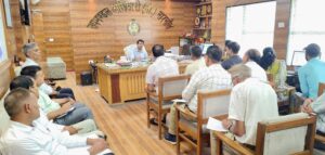 योग मैराथन को लेकर अधिकारियों की बैठक लेते एसडीएम अनिरुद्ध यादव।