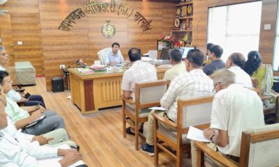 योग मैराथन को लेकर अधिकारियों की बैठक लेते एसडीएम अनिरुद्ध यादव।