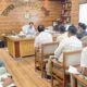 योग मैराथन को लेकर अधिकारियों की बैठक लेते एसडीएम अनिरुद्ध यादव।