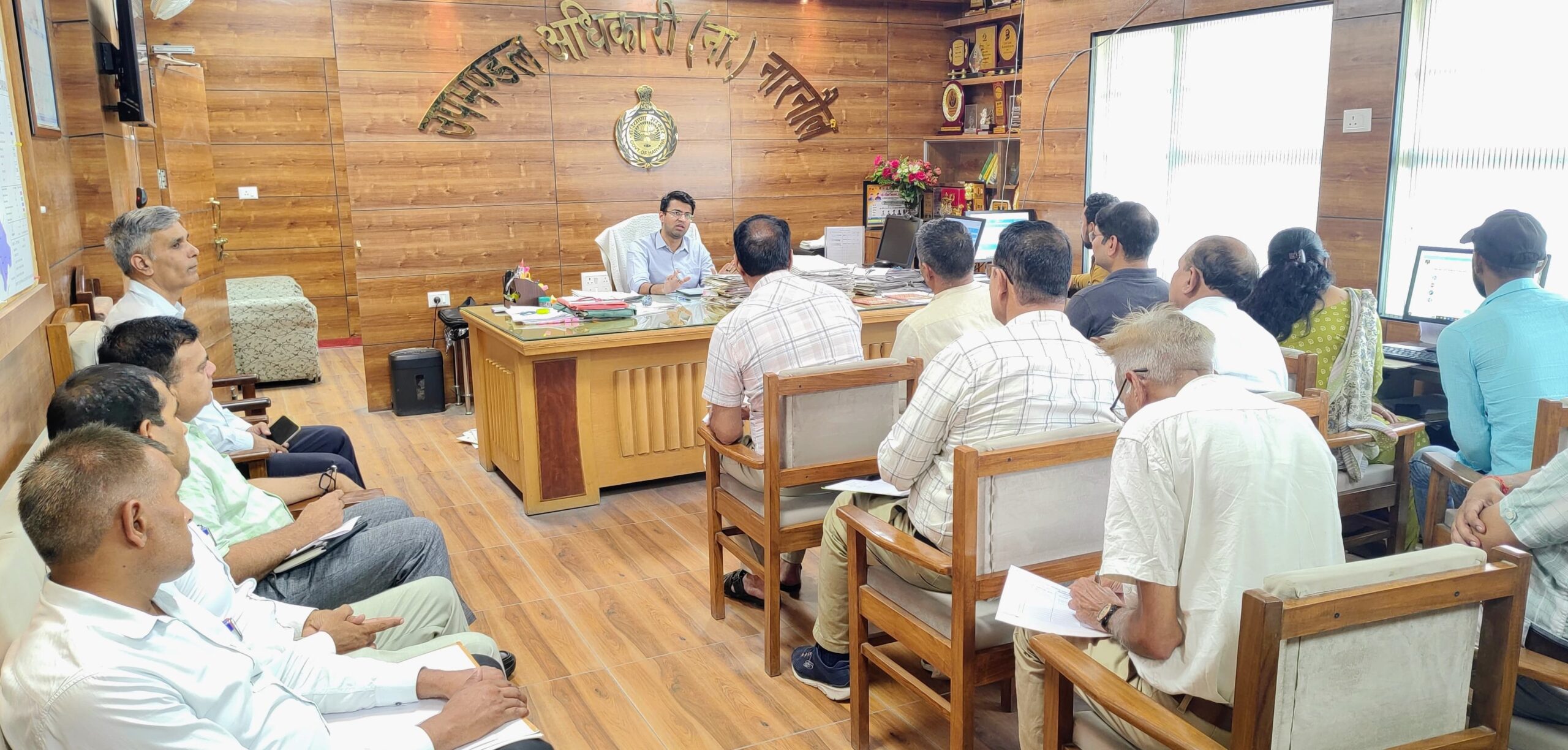 योग मैराथन को लेकर अधिकारियों की बैठक लेते एसडीएम अनिरुद्ध यादव।