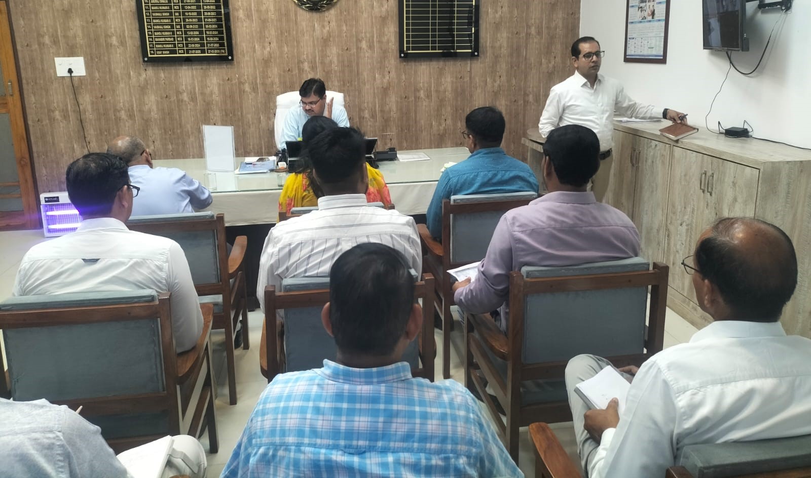 अधिकारियों की बैठक लेते मुख्य कार्यकारी अधिकारी डॉ निर्मल नागर।