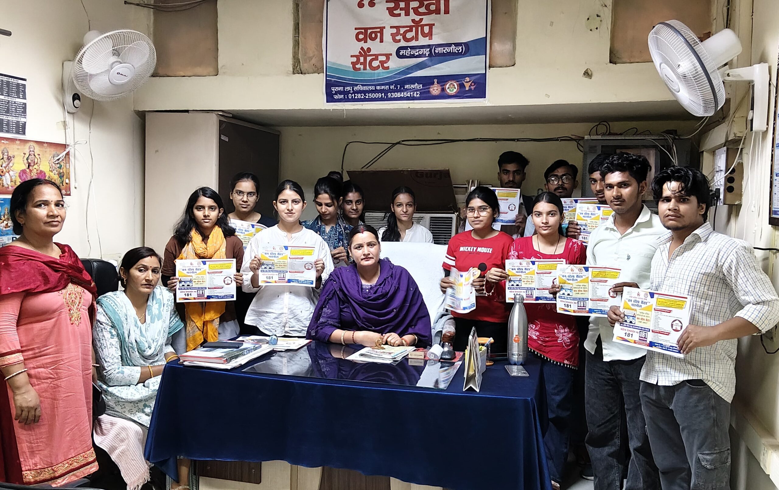 वन स्टॉप सेंटर का शैक्षणिक भ्रमण कर पीड़ित महिलाओं को मिलने वाली सुविधाओं की जानकारी लेने आए इंटर्नशिप छात्र। साथ में प्रशासक वंदना यादव व स्टाफ