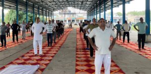 योग करते एसडीएम उदय सिंह व अन्य।